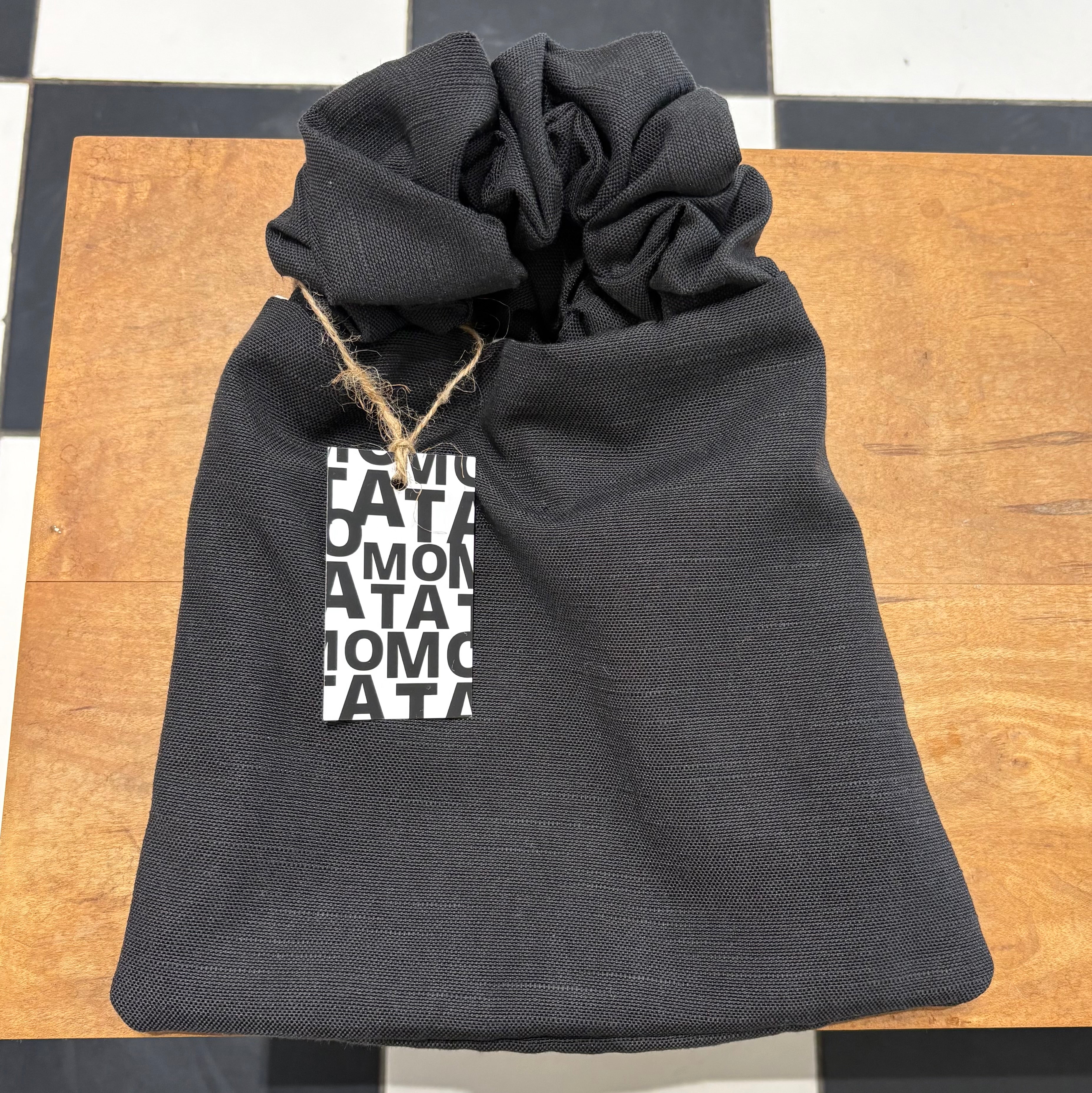 Scrunchie bag, Color Black.